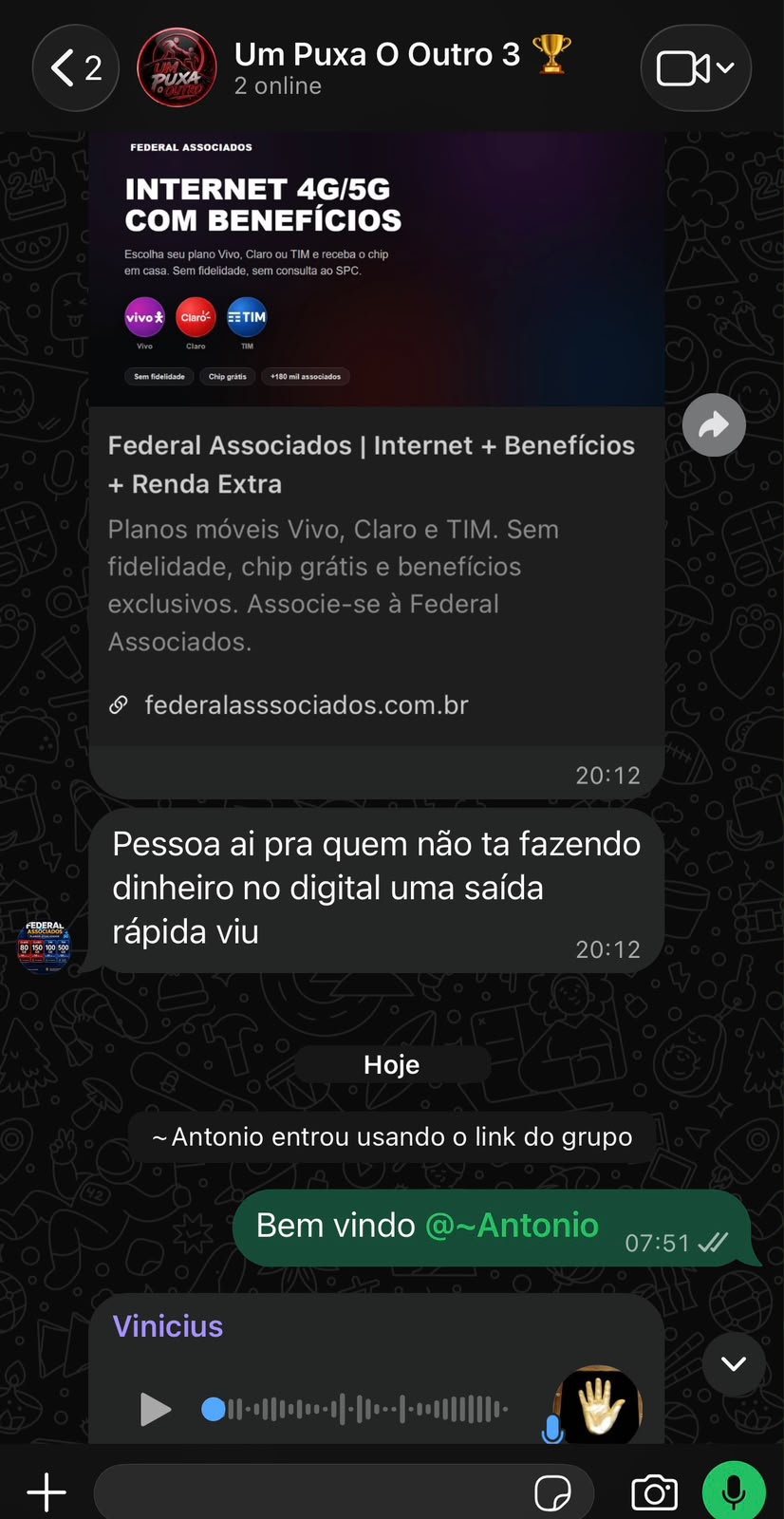 Conversa entre membros no grupo do WhatsApp
